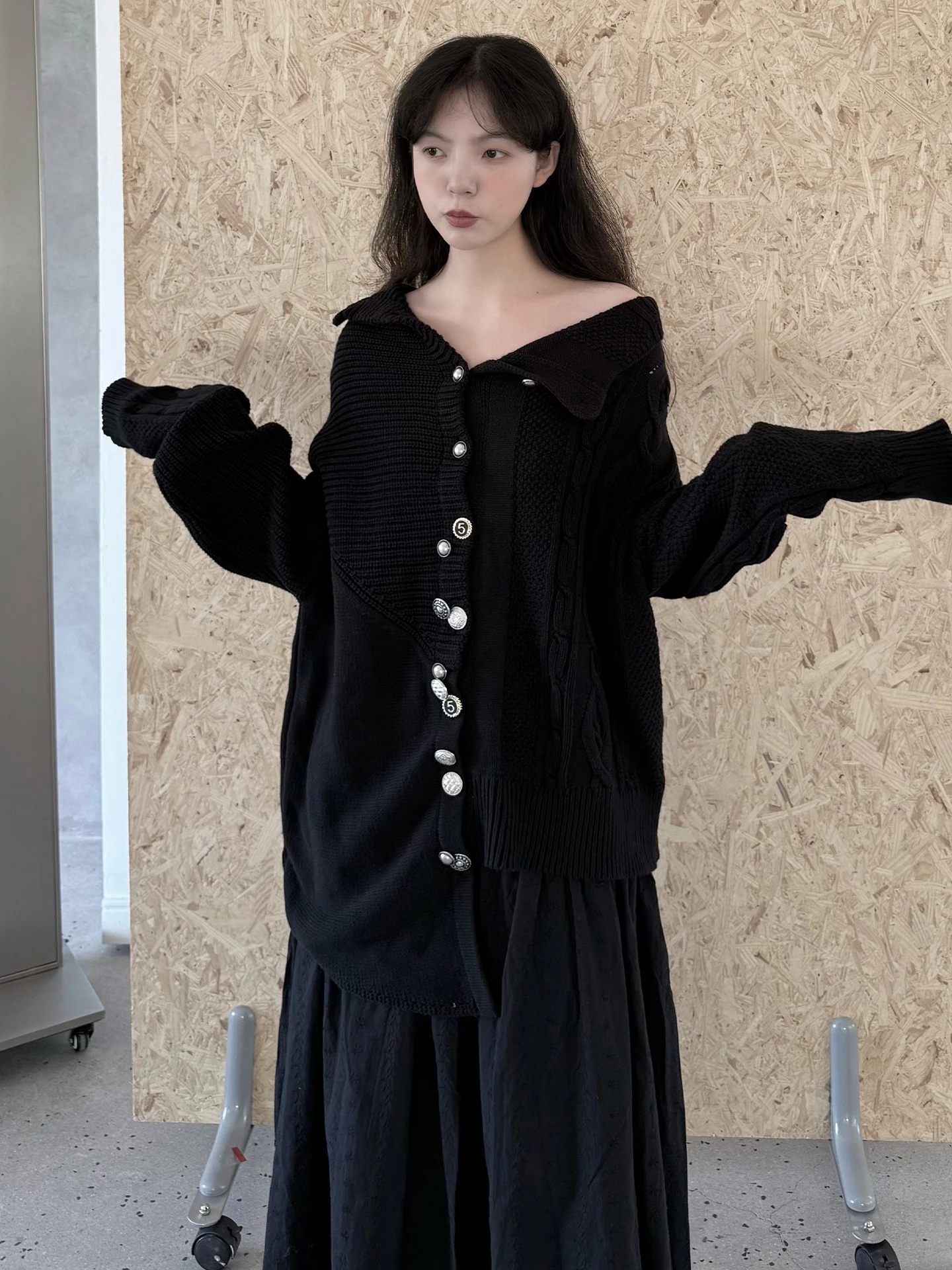 เสื้อคาร์ดิแกนไหมพรมคอปกแบบเปิด ดีไซน์กระดุมหลายเม็ดแบบไม่สมมาตร สไตล์ลำลองสำหรับฤดูใบไม้ร่วง รุ่น Luan Island Heavy Industry