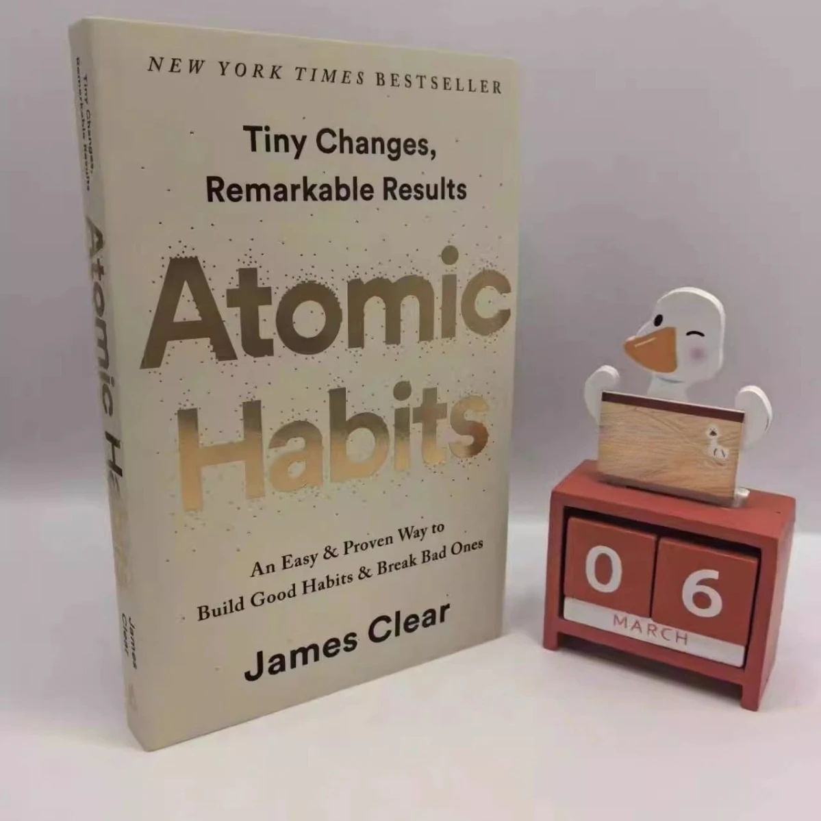 em-estoque-habitos-atomicos-construindo-bons-habitos-versao-em-ingles--edicao-com-estampa-dourada