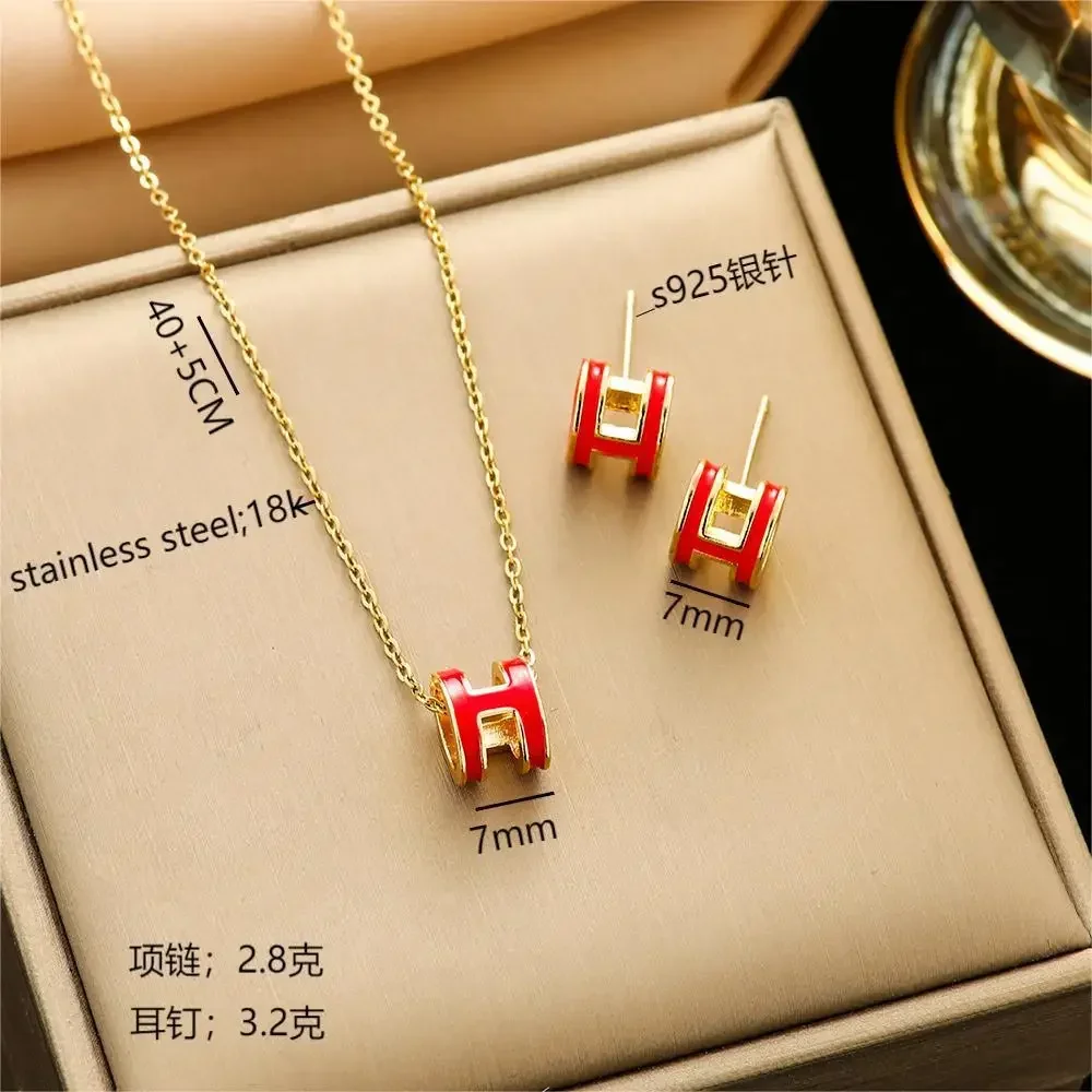 

A niche,modern and trendy H-shaped pendant with a simple and elegant style,paired with a fashionable collarbone chain decoration