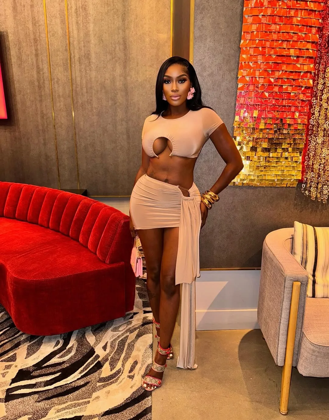 

2025 Новый сексуальный тонкий однотонный костюм с кольцевыми звеньями, топ с короткими рукавами и короткая юбка