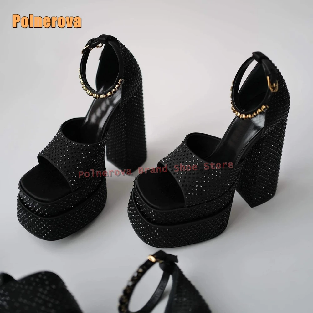 

Черные босоножки на платформе со стразами и квадратным носком, однотонные летние туфли на блочном каблуке с ремешком на щиколотке и украшением из кристаллов