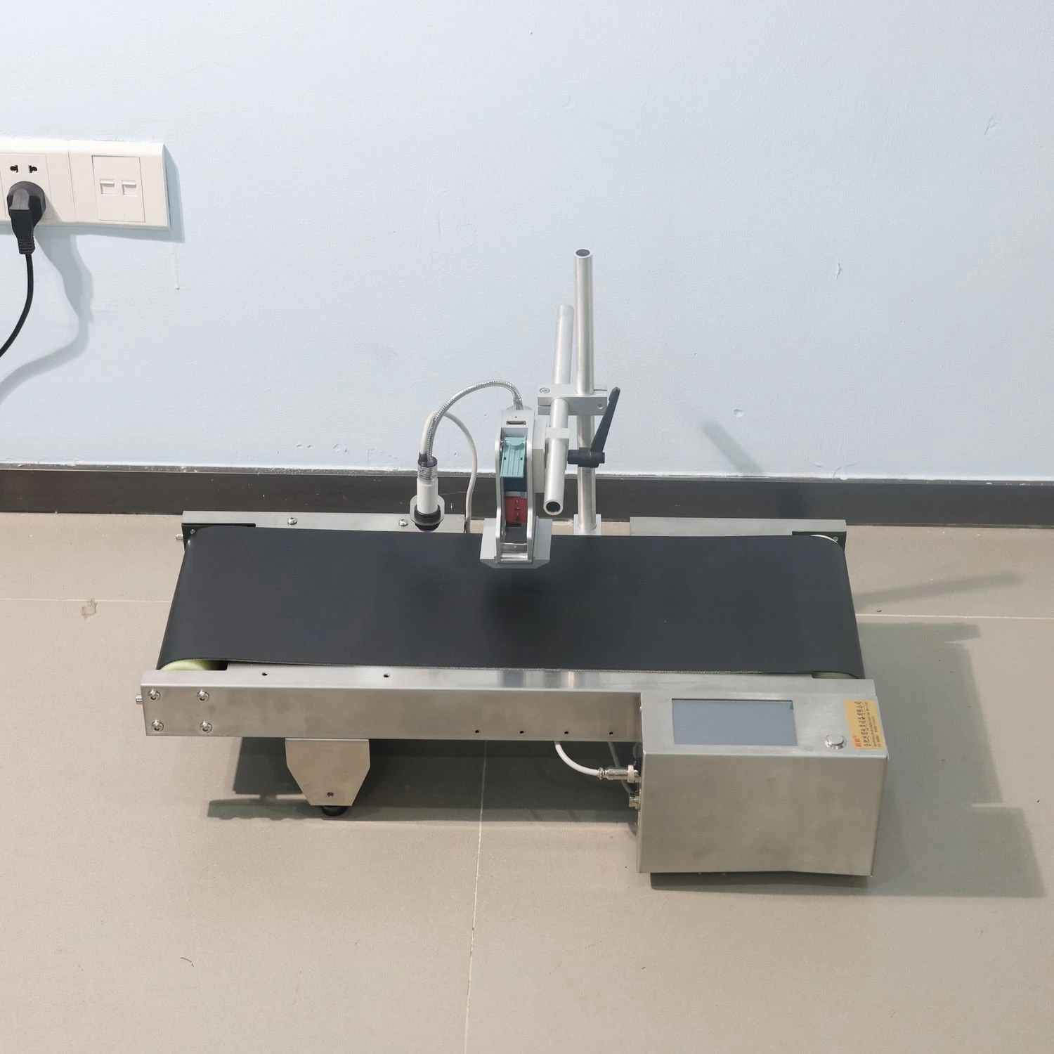 Stampante a getto d'inchiostro con codice QR con trasportatore manuale per macchina integrata con touch screen intelligente da 4,3 pollici SP130