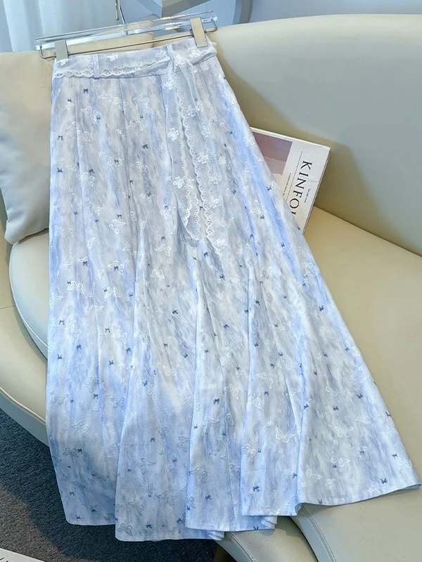 กระโปรงลายดอกไม้สีฟ้าสำหรับผู้หญิง แฟชั่นฤดูร้อนใหม่ กระโปรงทรงเอ ความยาวปานกลาง แต่งลูกไม้พร้อมเข็มขัดรัดเอว สไตล์เกาหลี ทรงหลวม