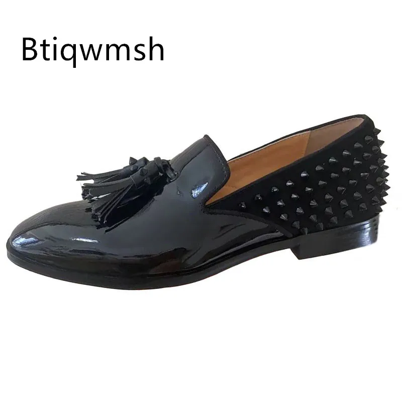 

Черные туфли с кисточками и шипами, мужские модные лоферы без шнуровки на плоской подошве с острым носком