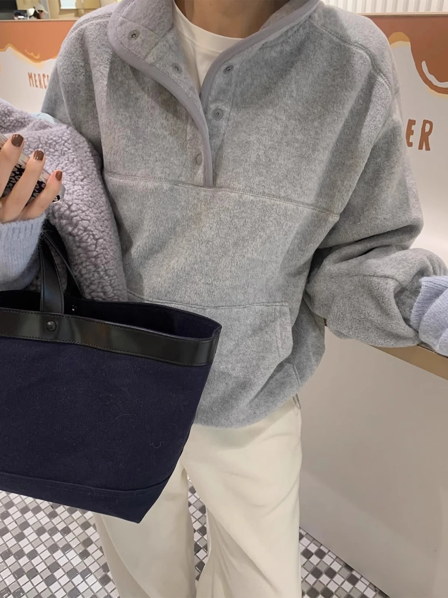 

Gagarich нишевый воротник-стойка со скрытыми пуговицами, флисовый универсальный пуловер с капюшоном, женская зима 2025, новый свободный повседневный топ с карманами