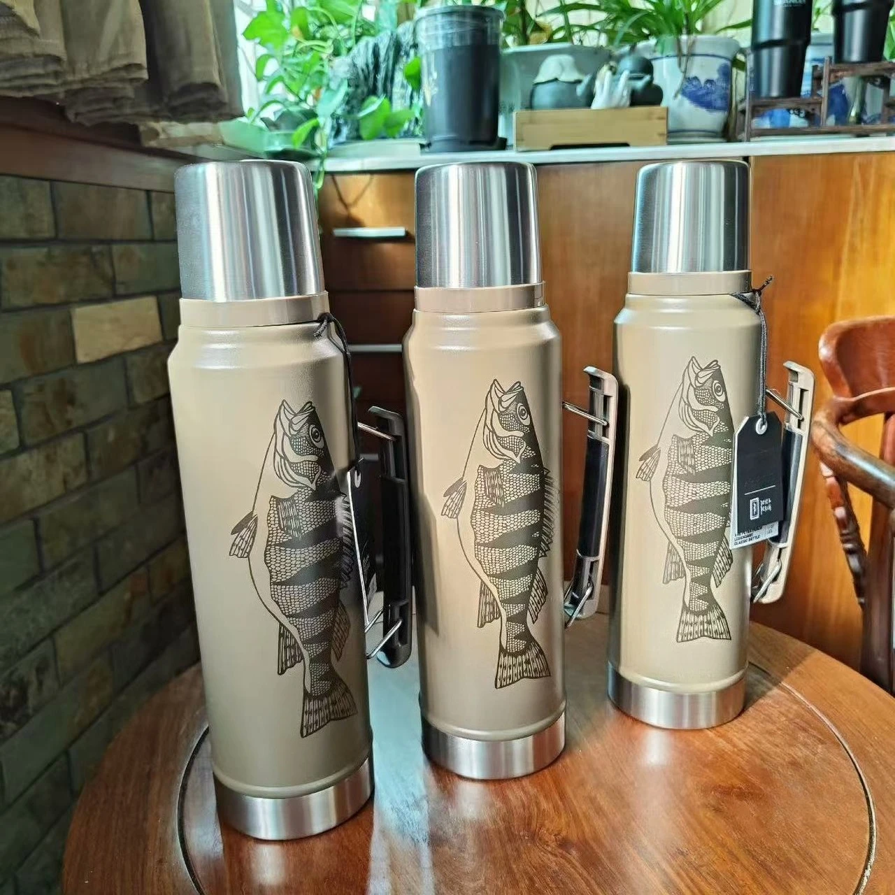 Extra-large capacity insulated bottle, Salmon-pattern stainless steel insulated cup, Portable travel cup, Business gift cup