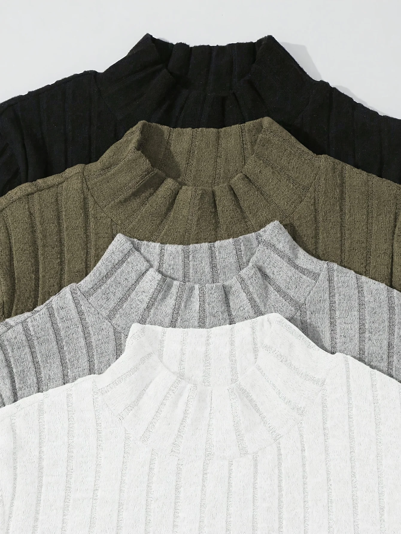 

Комплект из четырех предметов однотонных модных женских футболок на осень и зиму.