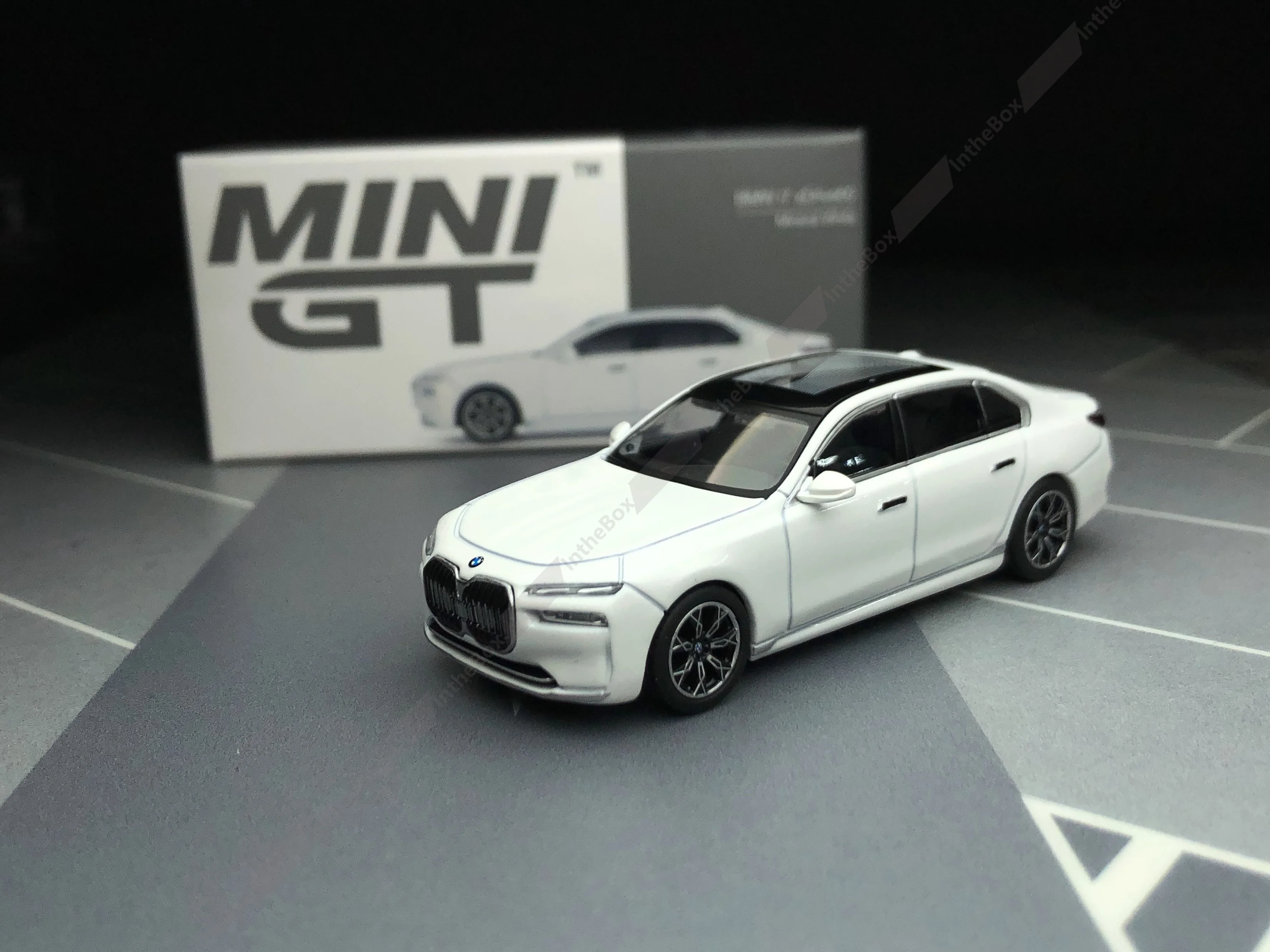 ميني جي تي # 819 i7 xDrive60 سيارة معدنية بيضاء 1/64 موديل Diecast