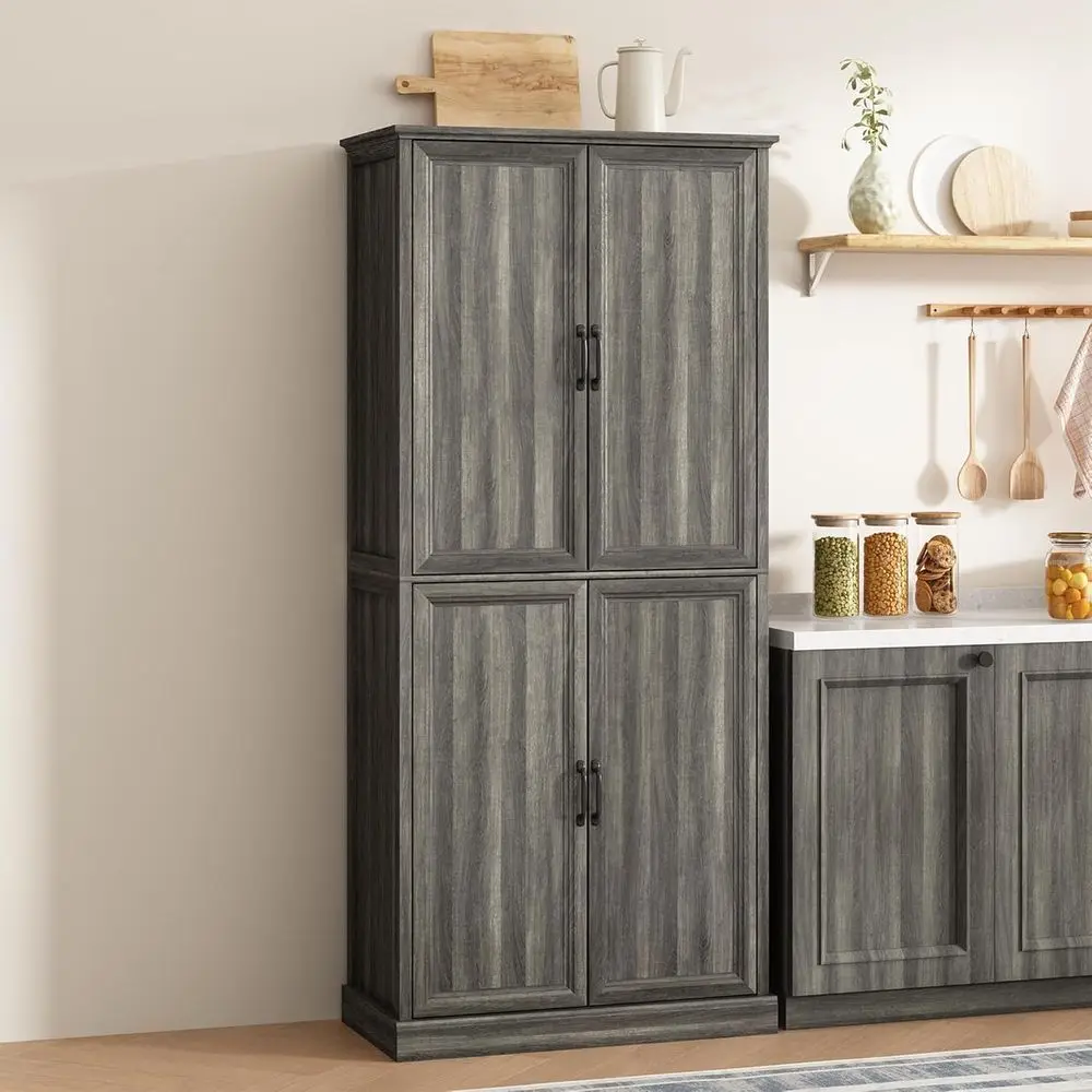 

Высокий кухонный шкаф-комод в деревенском стиле серого цвета с дверцами-складками и регулируемыми полками для хранения в столовой