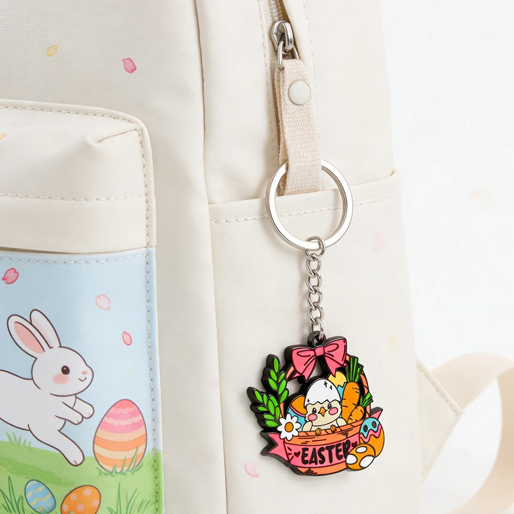Niedlicher Osterniedelhähnchen-Emaille-Schlüsselanhänger, Cartoon-Korb mit Eiern und Karotten, Frühlingsfeiertags-Schlüsselring für Taschen und Geschenke – Detail 6