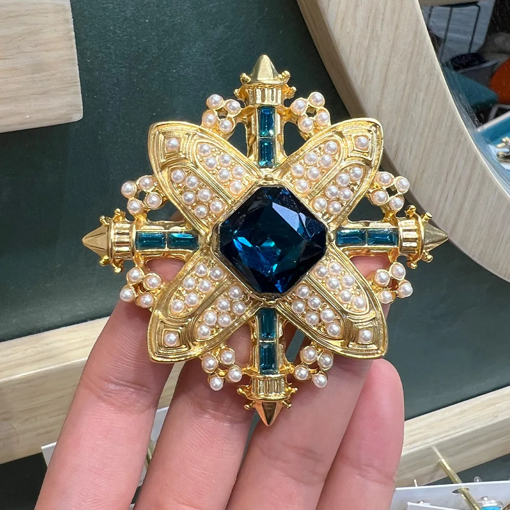 French Baroque Diamond Geometric Clothing Accessories High-end European Medieval Return Texture High-end Brooch Women
