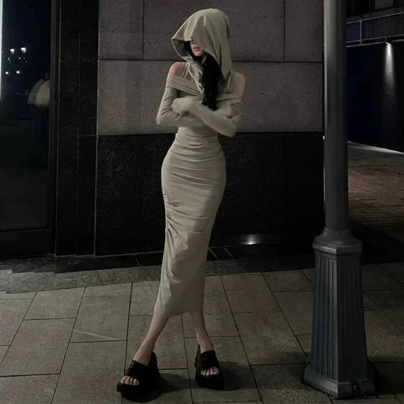 新しいニッチセクシーでスパイシーなガールズ向け、デソレーショングレーのオフショルダー・オープンバック・ボディコンドレス。終末の荒廃地スタイルのフード付きドレス。