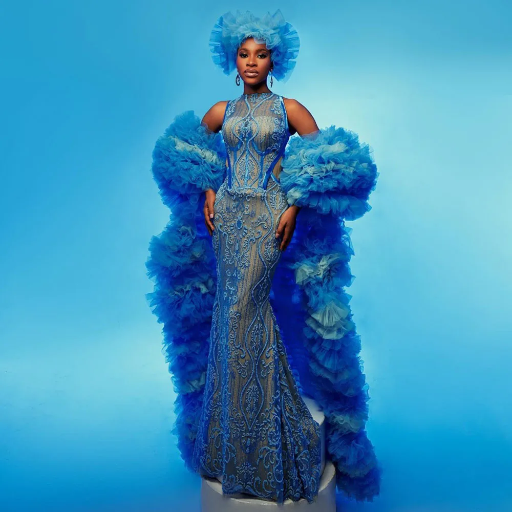 

Сине-белая куртка с рюшами, замысловатым кружевным дизайном и струящими слоями улучшает элегантность и грация в каждом движении