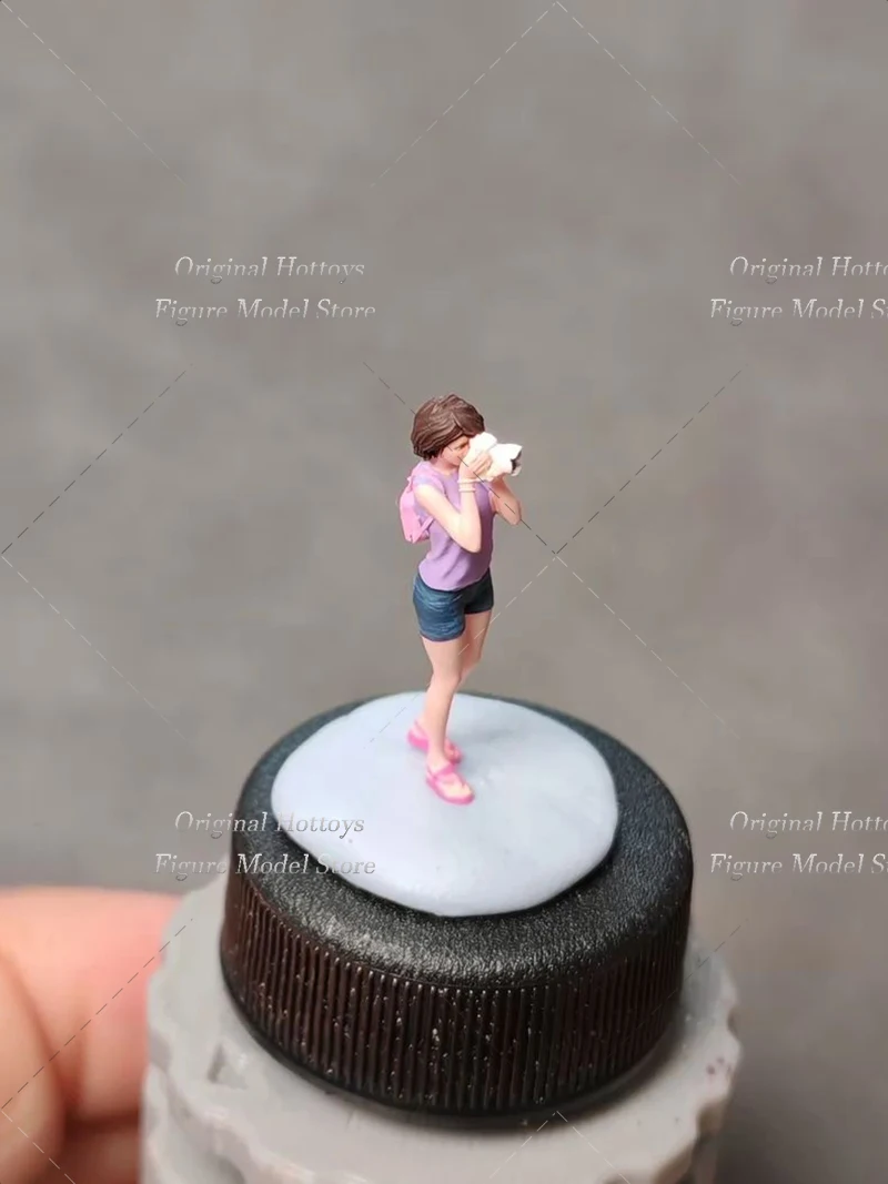 

1/64 Scale Female Soldier Short Hair Photographer Mini Painting Sculpture Full Set About 2.7cm ction Figure Doll Collection