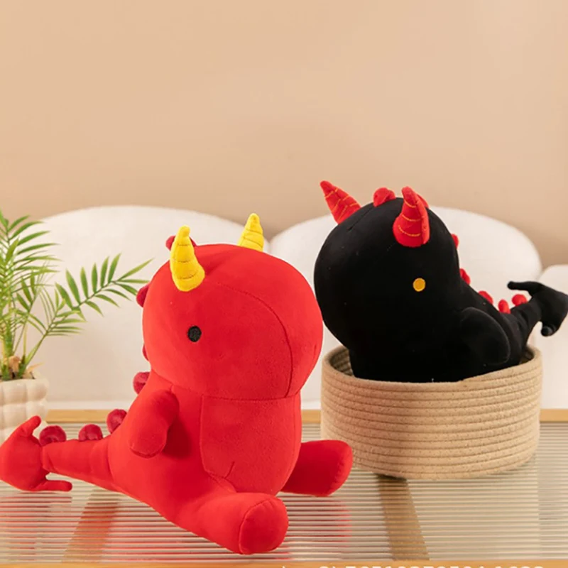 ตุ๊กตาไดโนเสาร์น่ารักนุ่มนิ่ม นั่งถือหัวใจ มีเขาสีดำแดง ของเล่นตุ๊กตาสัตว์การ์ตูน ของขวัญ