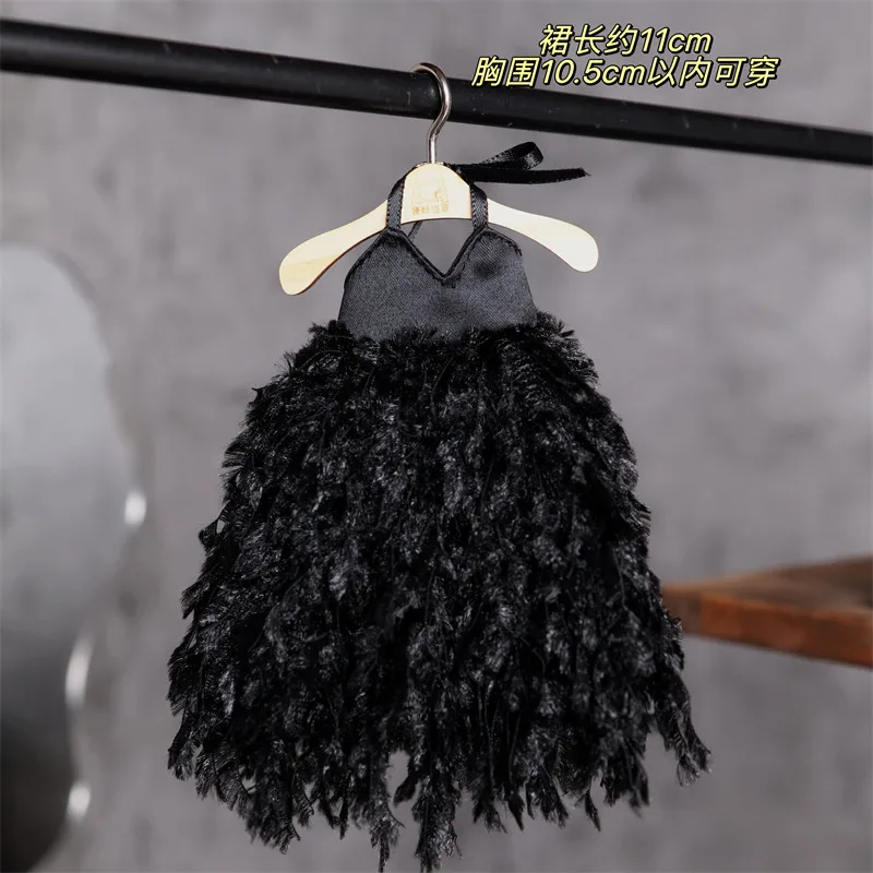 Elegantes Federkleid mit Spaghettiträgern im Maßstab 1:6, passend für Actionfiguren OB24/OB26 Slim Body Dolls – Detail 9