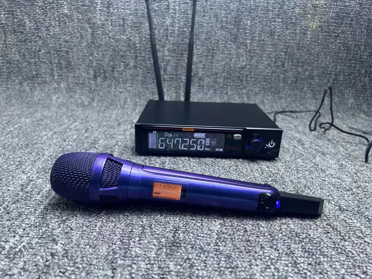 

9000 205 УВЧ Двухканальная портативная профессиональная беспроводная микрофонная система на большие расстояния Динамический микрофон для выступлений на сцене