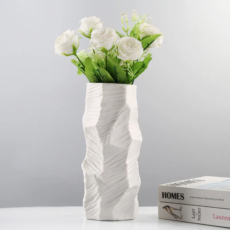 Einfache europäische Wohnkultur-Ornamente, weiße Keramikvasen, Weinschränke im Wohnzimmer, Kunsthandwerk für getrocknete Blumen, Blumenutensilien