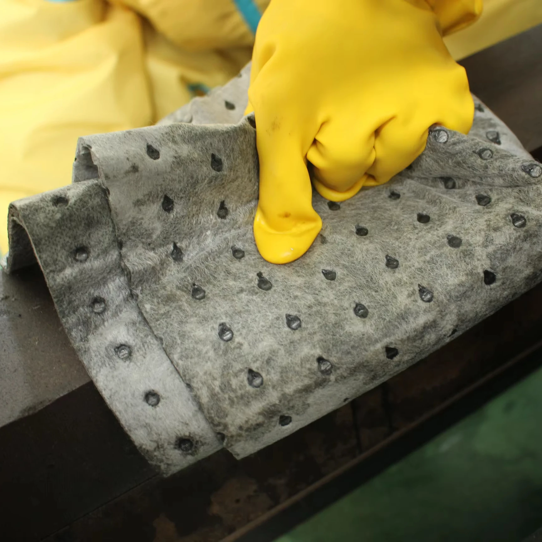 Foglio assorbente monouso universale Comodo materiale PP dimmerato Design conveniente della borsa per tampone assorbente per perdite d'olio