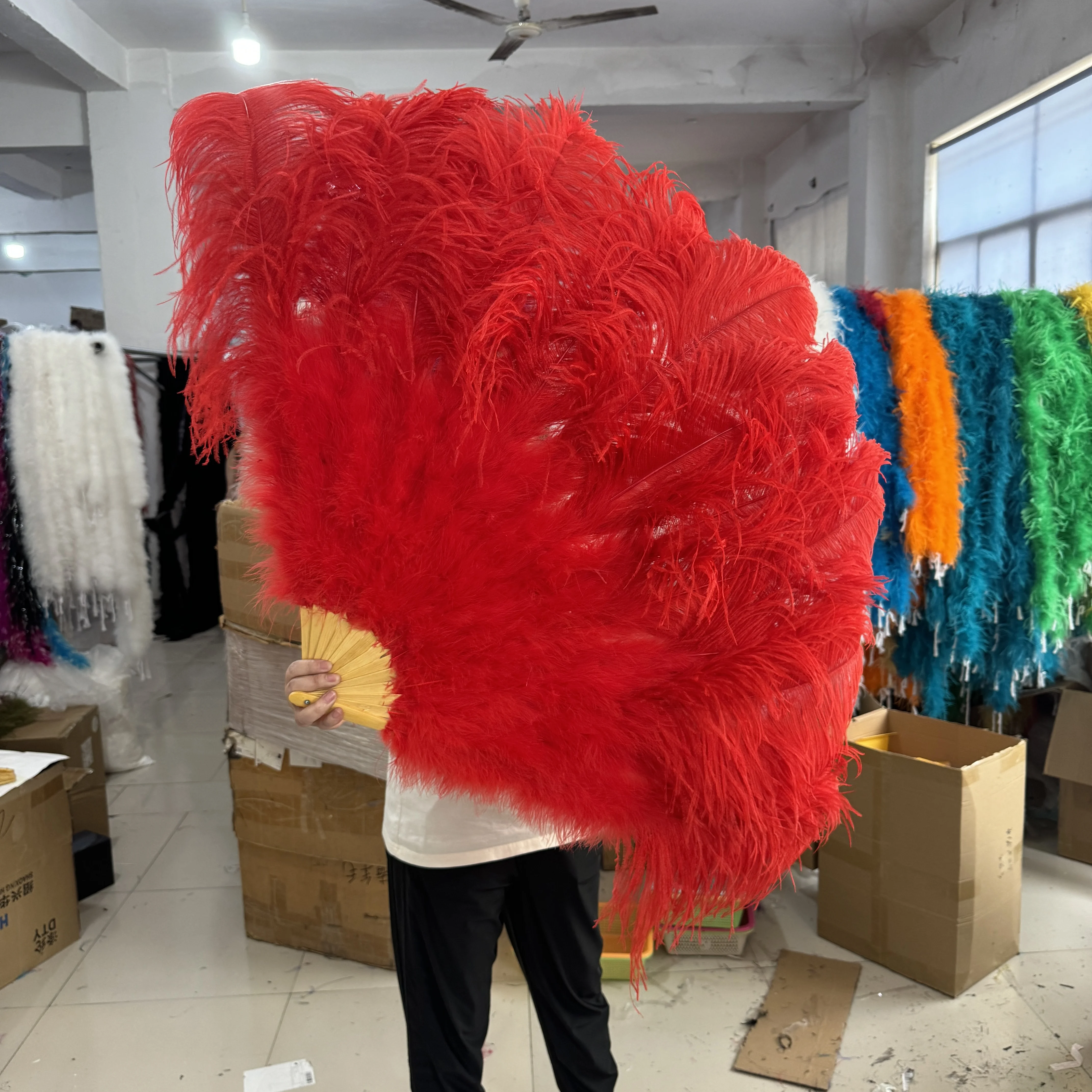 

Fluffy Red Ostrich Feathers Fan 13 Bone Bamboo Folding Handheld Fan Wedding Carnival Party Stage Performance Props Plumes Crafts