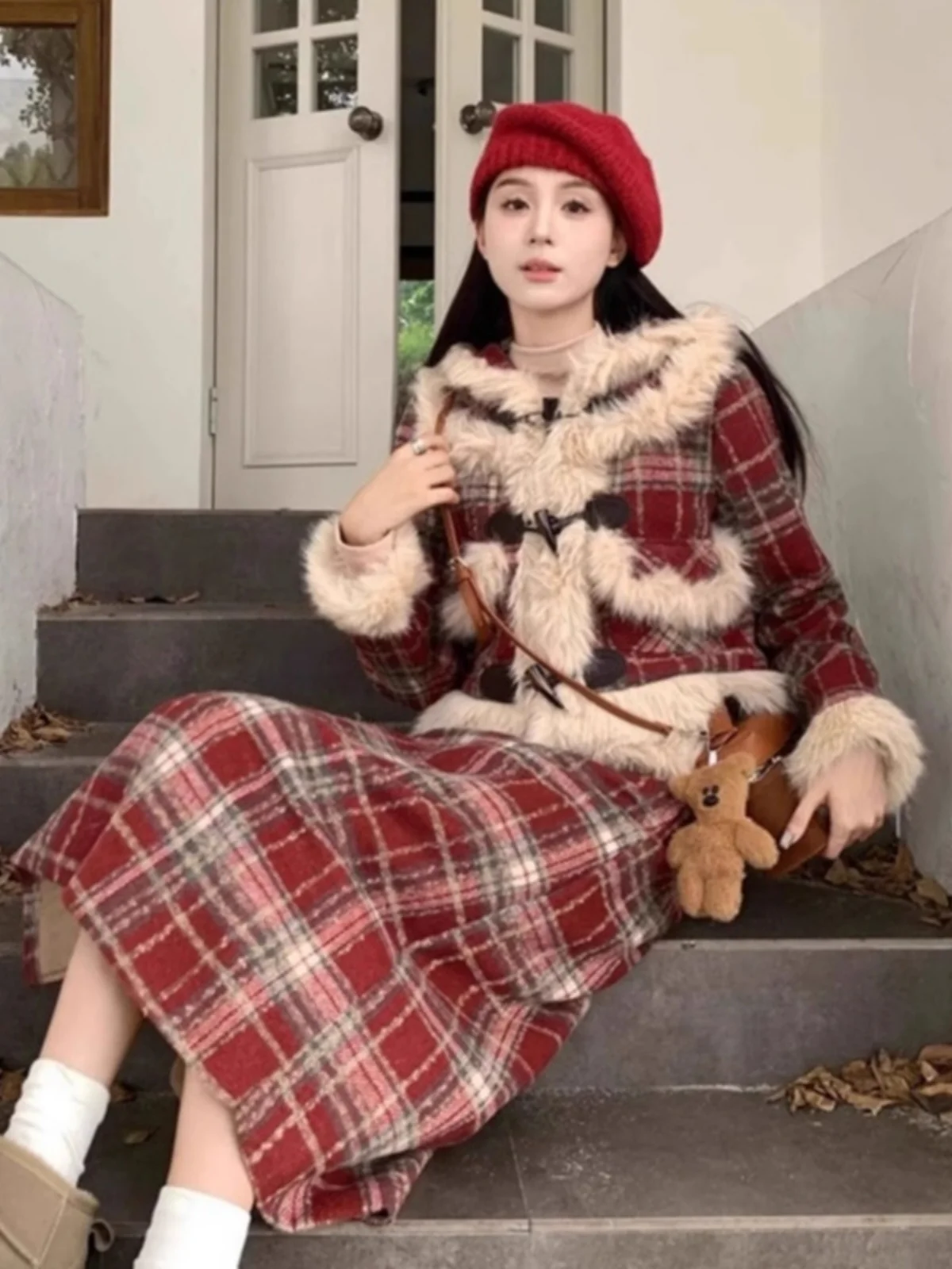 Set Faion da donna invernale Jaet in cotone scozzese rosso e gonna abbinata in pelliccia patchwork Capispalla in due pezzi