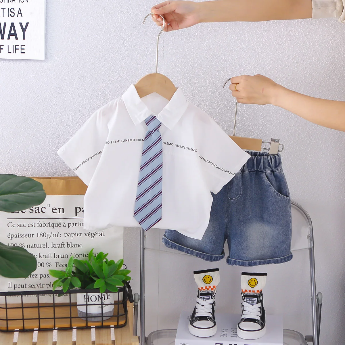 

Летний комплект для мальчиков: детская одежда 2026, новая модная коллекция, белая рубашка с коротким рукавом + галстук + джинсовые шорты, набор из 3 предметов для мальчиков