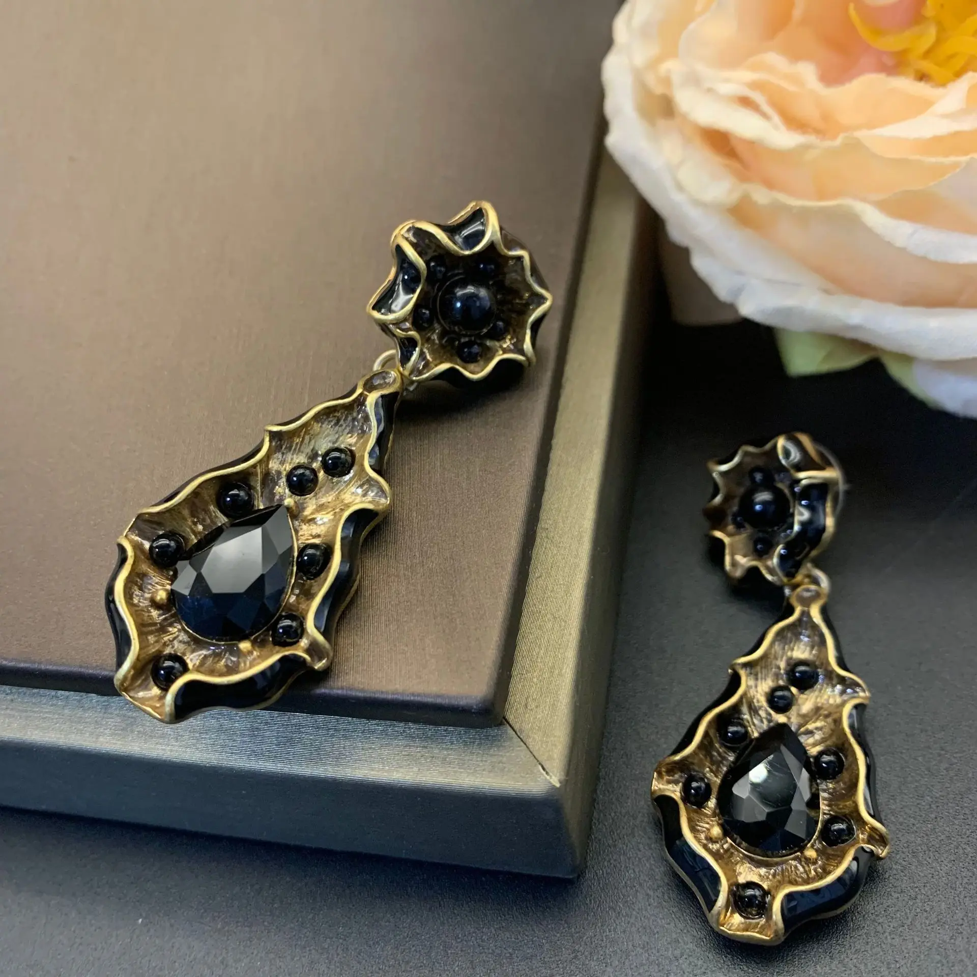 

NISHIZAWA Серьги элегантного дизайна среднего возраста с серьгами нестандартной формы в дворцовом стиле ретро