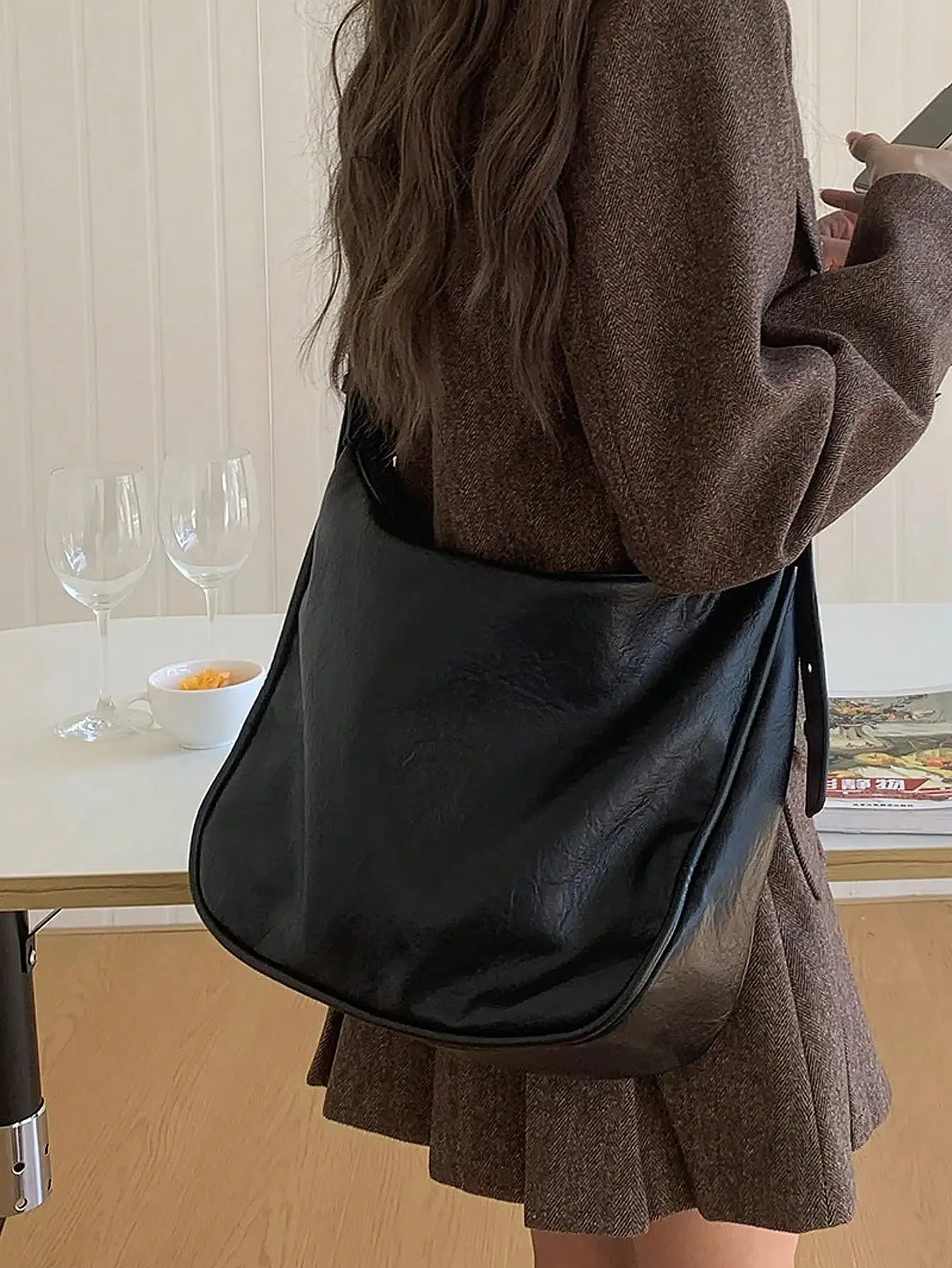 Large capacity bag for women in 2024, new trendy and retro fashion single shoulder crossbody bag, wide shoulder strap, niche and