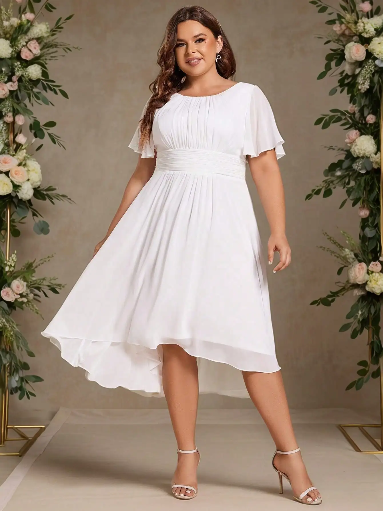 

Белое шифоновое платье больших размеров с круглым вырезом, короткими рукавами и асимметричным подолом для торжественных мероприятий