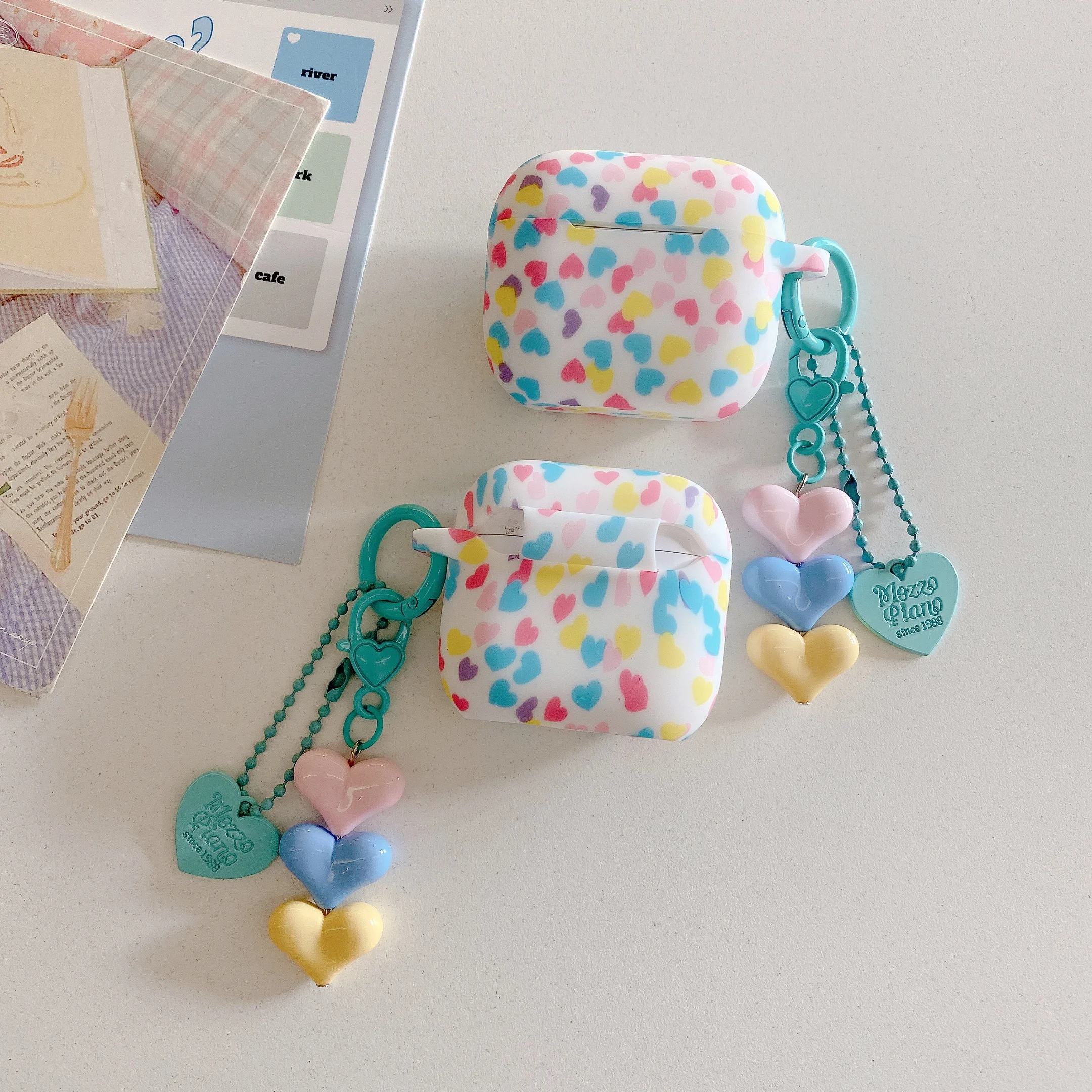 Custodia per Airpods 4 Cuori colorati stampati in silicone per Airpods Pro 2 3 Accessori per auricolari Guscio morbido con spina pendente Funda
