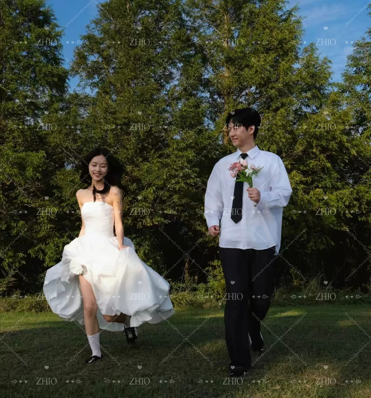 ZHIO فستان حفلات الزفاف الحديث الزهور الصناعية الجانب الشق حمالة الساتان الأبيض كوريا صورة تبادل لاطلاق النار ثوب استقبال الزفاف مخصص