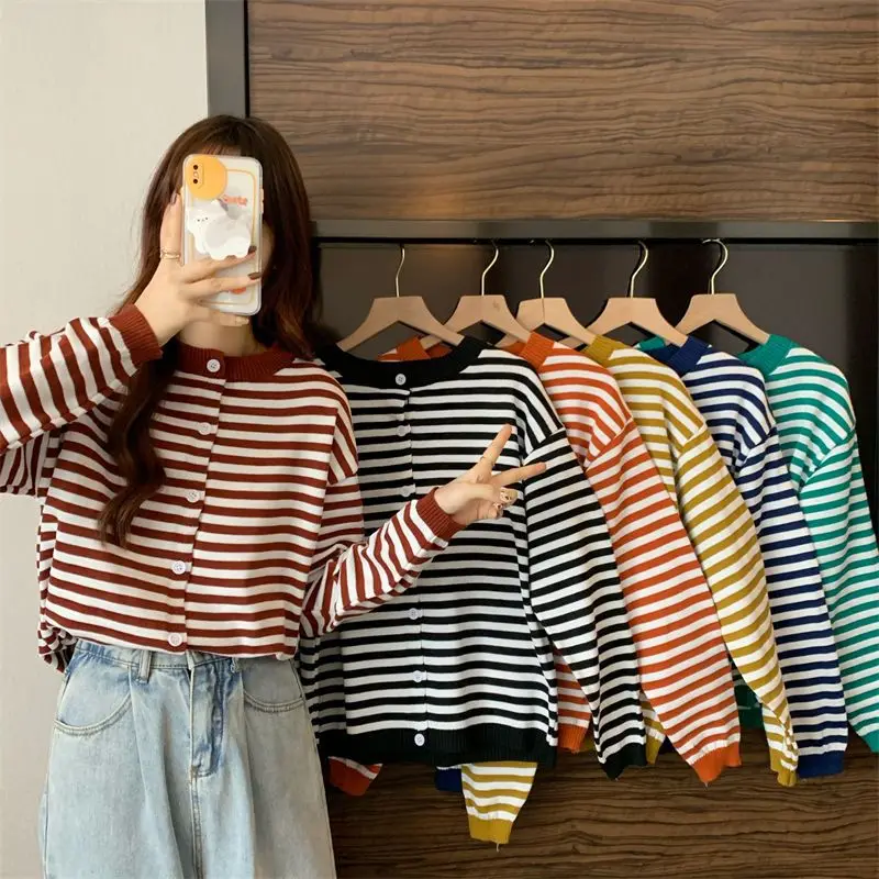 

Осенние новые винтажные повседневные трикотажные топы, женские кардиганы 2000-х годов в эстетическую полоску контрастного цвета с длинными рукавами и пуговицами, свитера