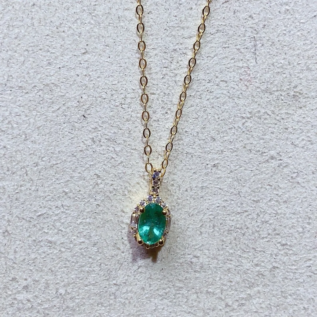 

Sparkling Classic Simple Natural Emerald S925 Sterling Silver Pendant A Beautiful and Elegant Jewelry Piece To Showcase