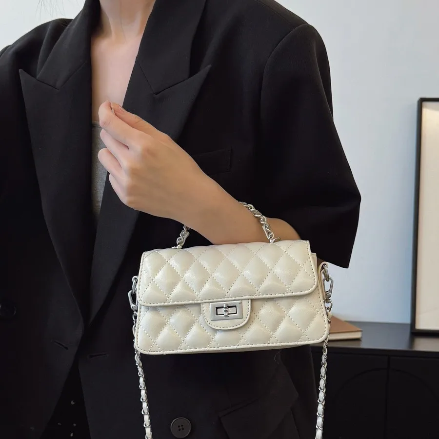 

2025 Women's Premium Diamond Shoulder Handbag. Embroidered Thread Chain Detail, Trendy Lock, Ideal for the Fashionable Commuter