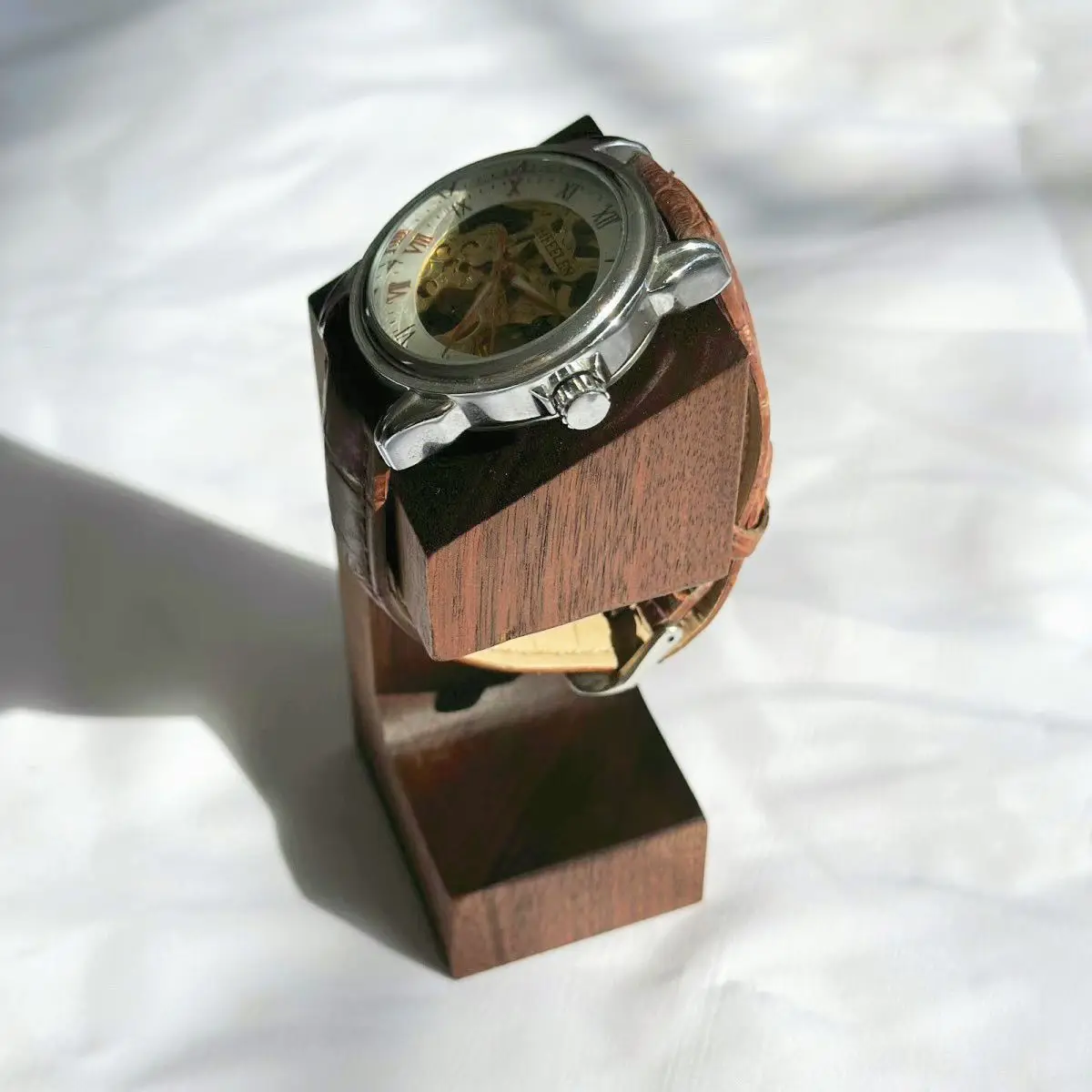 

Walnut holder Wooden watch bracket High-end watch table Creative ornament Storage rack display