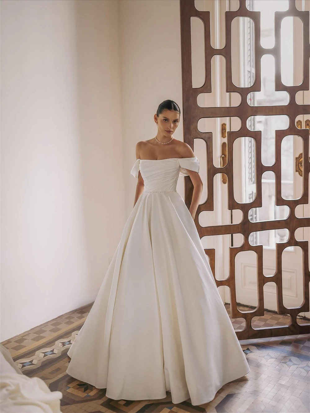 فستان زفاف من الساتان الأبيض الناعم حسب الطلب رسمي بدون حمالات قبالة الكتف زي العرائس ناعم على شكل حرف a ذيل محكمة رداء de mariée