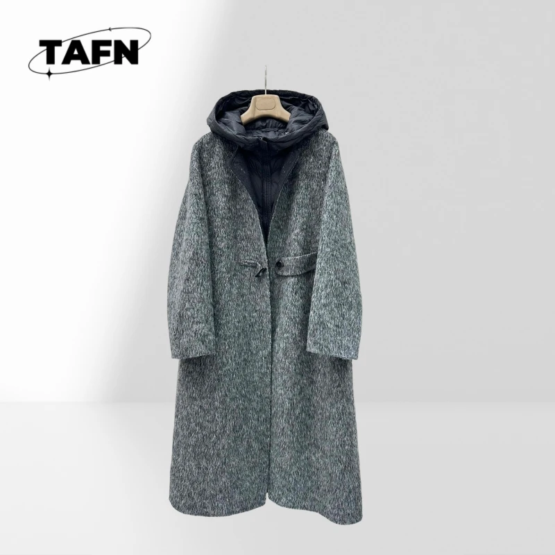 

Длинное пальто на пуговицах для повседневной одежды. Универсальное осеннее пальто с деталями на пуговицах. Однотонное весеннее пальто для женщин AI1012.