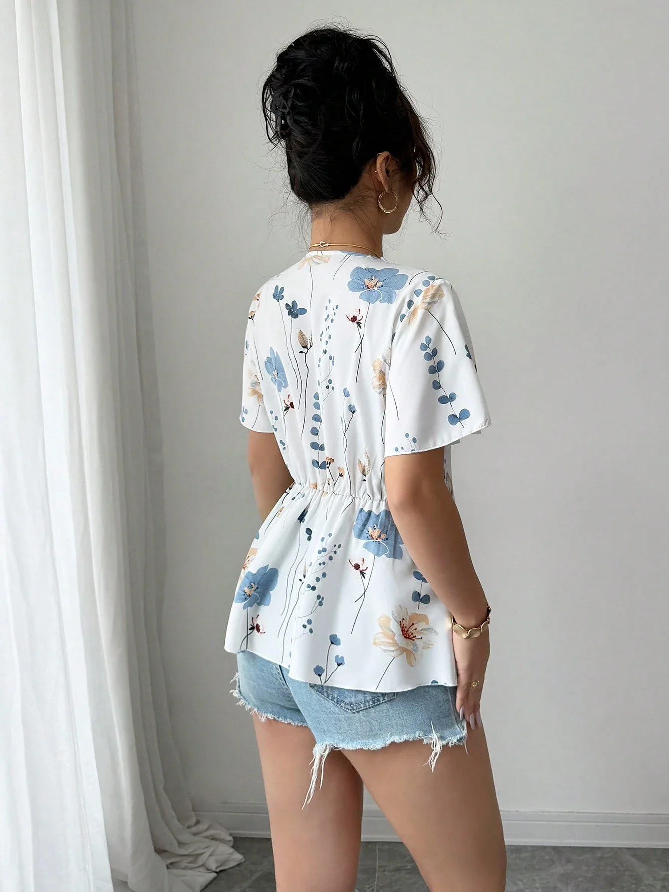 

Женская блузка с цветочным принтом, V-образным вырезом, рюшами и кружевной отделкой, с короткими рукавами, повседневный топ с пеплумом