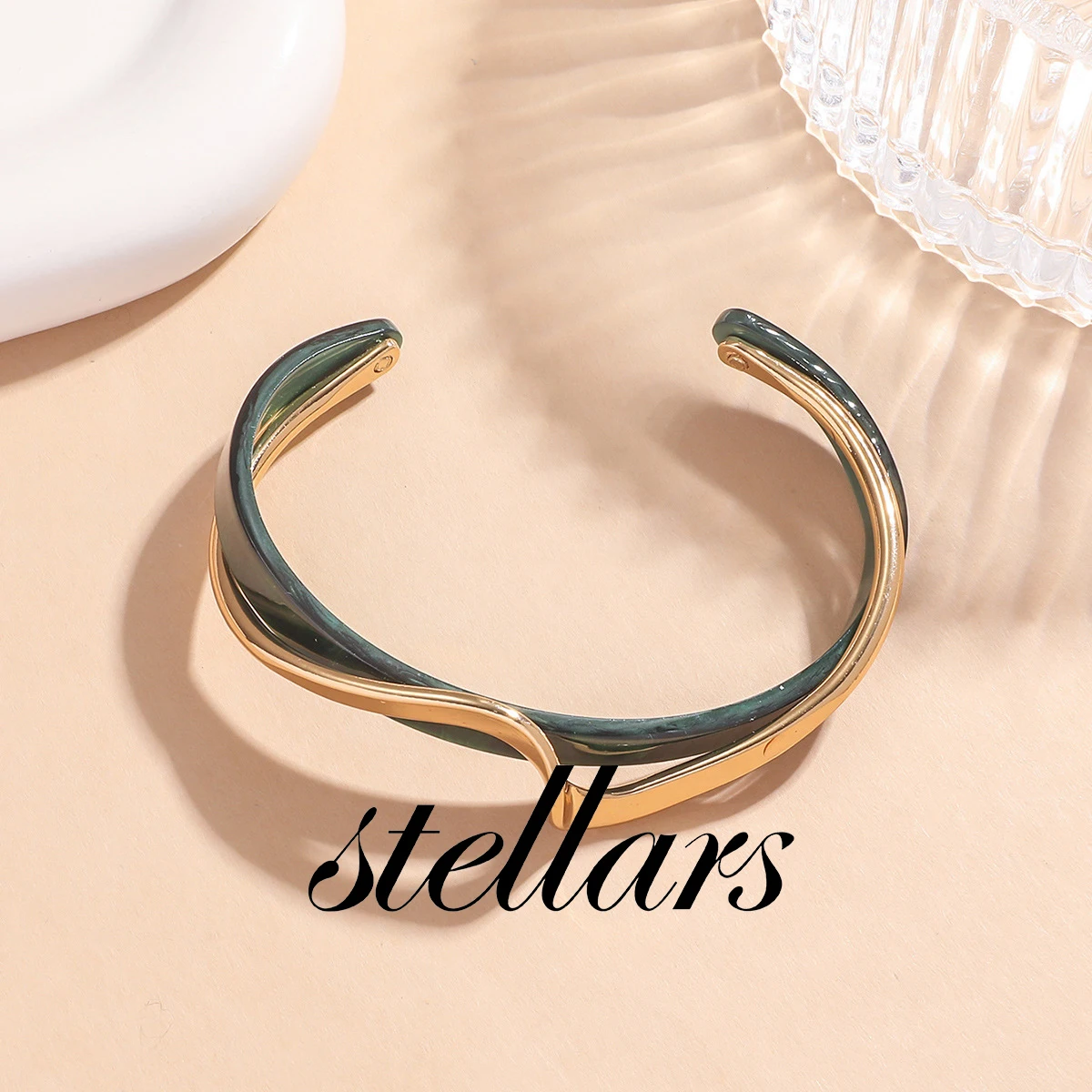 

Green Mother-of-Pearl Open Cuff Bracelet for Women - Bold Fashion, Minimalist Luxury, Unique Design Niche Hand Jewelry