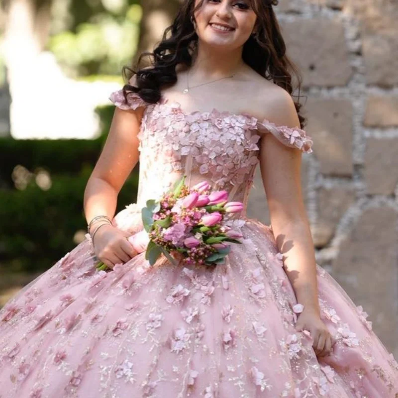 

Блестящие розовые платья Quinceanera с открытыми плечами, блестки и кристаллы, 3D цветок, наклейка, длинный хвост, бант, Vestido De 15, Quinceanera, на заказ