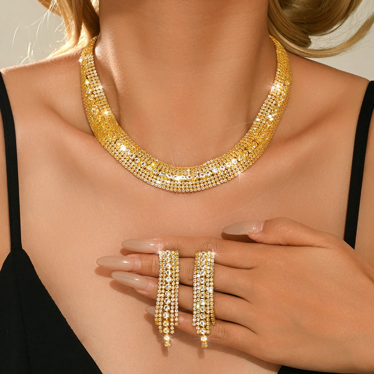 

Fashionable and luxurious diamond-studded shiny set collar with fringes and earrings. Women's versatile set.