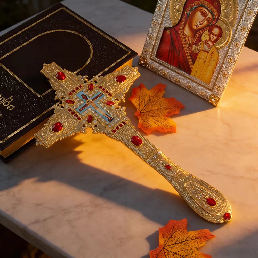 

HTISOK Премиальный ручной православный крест с изысканным филигранным узором, акцентами из красных камней и центральной иконой для ритуалов и богослужений священнослужителей