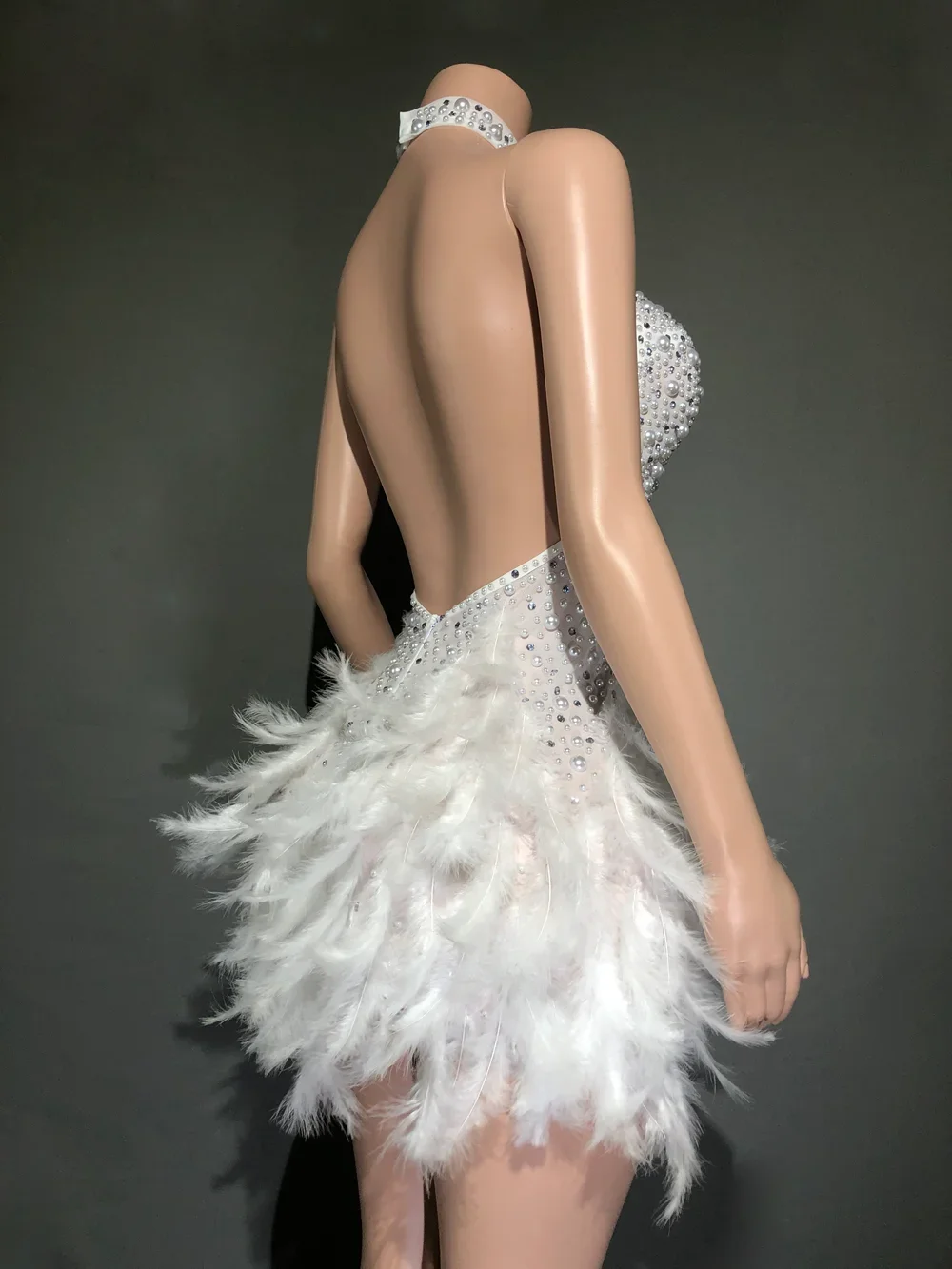 Vestido corto de plumas blancas para mujer, con pedrería traje Sexy, perlas, Halter, Espalda descubierta, para celebración de cumpleaños, actuación y baile