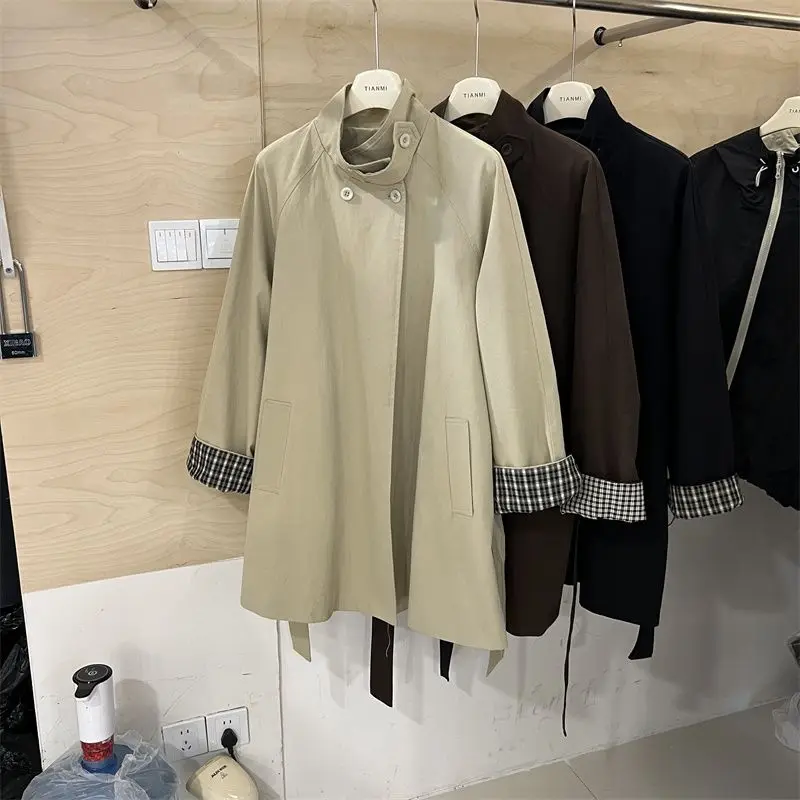 สไตล์อังกฤษฤดูใบไม้ร่วง 2025 Nnew Stand Up COLLARตัดกันความยาวปานกลางTrench Coatสําหรับผู้หญิงที่มีการออกแบบที่ไม่ซ้ํากันและเข็มขัดแจ็คเก็ต