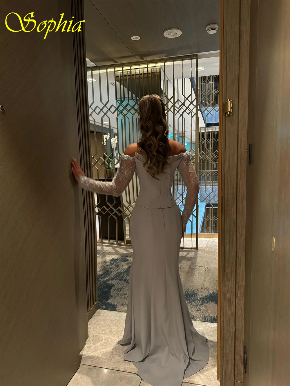 فستان سهرة أنيق من الجيرسيه الأزرق مخصص برقبة قارب وأكمام طويلة فساتين المشاهير ناعمة مستقيمة على شكل ذيل محكمة للحفلات الراقصة