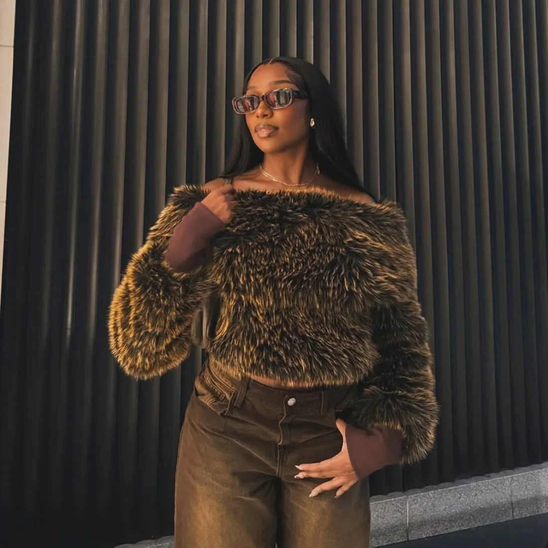 المألوف مثير واحد الكتف قصيرة الفراء سترة المرأة أعلى النمط الأوروبي الخريف الشتاء وصول جديد ملابس الشارع الشهير غير رسمية