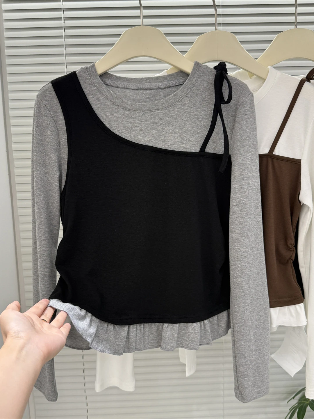 

Женская футболка с длинным рукавом для ранней весны, асимметричная, с рюшами, имитация двухслойности, в корейском стиле, прямого кроя