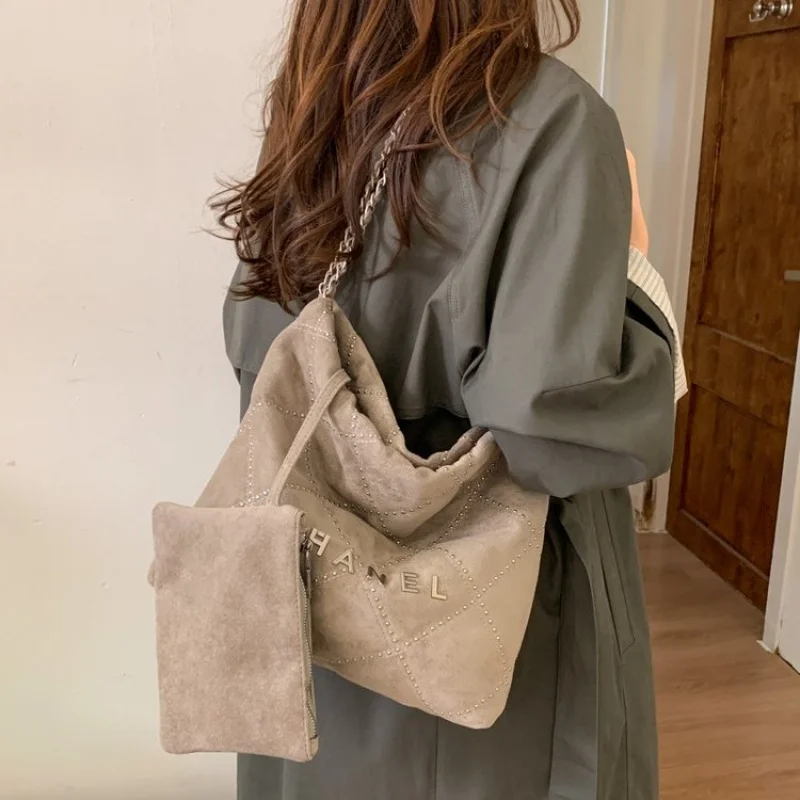 กระเป๋าถือสตรีทำจากหนังลายดาว โดดเด่นด้วยลุคโอสโลที่ทันสมัย น้ำหนักเบา นุ่มสบาย ใช้ได้ทุกวัน ​