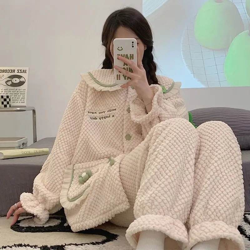 Pijamas de lana coral para mujer, nuevo modelo de invierno, traje de estilo informal dulce, ropa de dormir con forro polar, conjunto de pijama de franela gruesa para el hogar