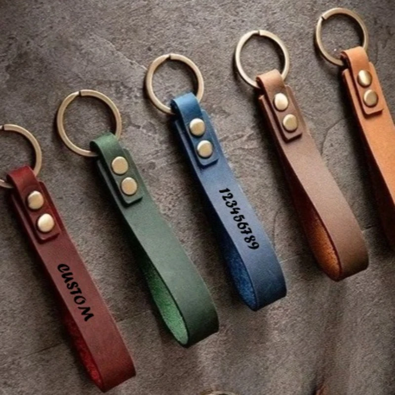 Schlüsselanhänger aus echtem Rindsleder mit individuellem Logo, Retro-Vintage-Taschen-Schlüsselanhänger, personalisierbarer Schlüsselanhänger mit Namensnummer für Herren und Damen